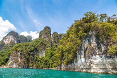 Cheow Lan Gölü 'nde, Ratchaprapha Barajı' nda, Tayland 'da Khao Sok Ulusal Parkı' nda yaz günü