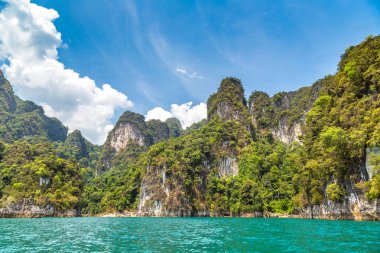 Cheow Lan Gölü 'nde, Ratchaprapha Barajı' nda, Tayland 'da Khao Sok Ulusal Parkı' nda yaz günü