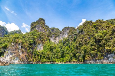 Cheow Lan Gölü 'nde, Ratchaprapha Barajı' nda, Tayland 'da Khao Sok Ulusal Parkı' nda yaz günü