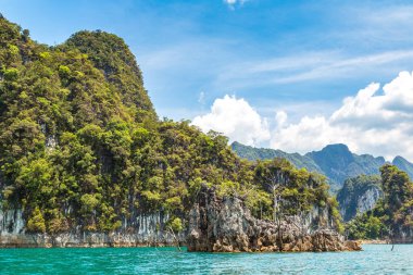 Cheow Lan Gölü 'nde, Ratchaprapha Barajı' nda, Tayland 'da Khao Sok Ulusal Parkı' nda yaz günü