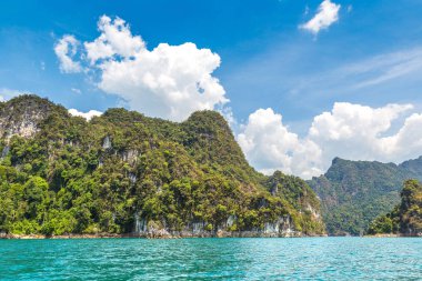 Cheow Lan Gölü 'nde, Ratchaprapha Barajı' nda, Tayland 'da Khao Sok Ulusal Parkı' nda yaz günü
