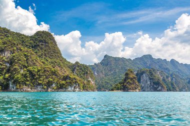 Cheow Lan Gölü 'nde, Ratchaprapha Barajı' nda, Tayland 'da Khao Sok Ulusal Parkı' nda yaz günü