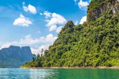 Cheow Lan Gölü 'nde, Ratchaprapha Barajı' nda, Tayland 'da Khao Sok Ulusal Parkı' nda yaz günü