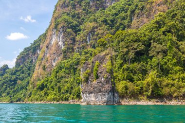 Cheow Lan Gölü 'nde, Ratchaprapha Barajı' nda, Tayland 'da Khao Sok Ulusal Parkı' nda yaz günü