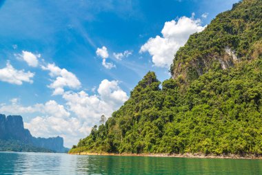 Cheow Lan Gölü 'nde, Ratchaprapha Barajı' nda, Tayland 'da Khao Sok Ulusal Parkı' nda yaz günü