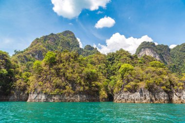 Cheow Lan Gölü 'nde, Ratchaprapha Barajı' nda, Tayland 'da Khao Sok Ulusal Parkı' nda yaz günü