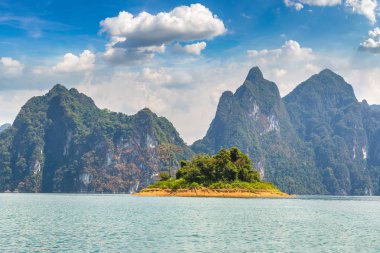 Cheow Lan Gölü 'nde, Ratchaprapha Barajı' nda, Tayland 'da Khao Sok Ulusal Parkı' nda yaz günü