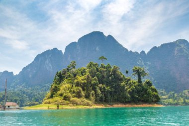 Cheow Lan Gölü 'nde, Ratchaprapha Barajı' nda, Tayland 'da Khao Sok Ulusal Parkı' nda yaz günü