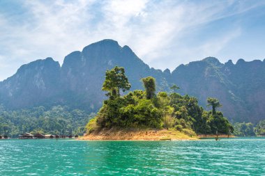 Cheow Lan Gölü 'nde, Ratchaprapha Barajı' nda, Tayland 'da Khao Sok Ulusal Parkı' nda yaz günü