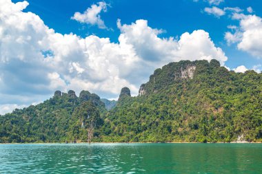 Cheow Lan Gölü 'nde, Ratchaprapha Barajı' nda, Tayland 'da Khao Sok Ulusal Parkı' nda yaz günü
