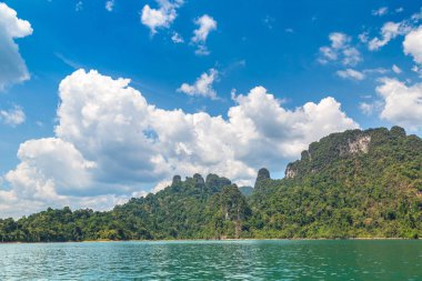Cheow Lan Gölü 'nde, Ratchaprapha Barajı' nda, Tayland 'da Khao Sok Ulusal Parkı' nda yaz günü