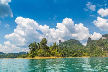 Cheow Lan Gölü 'nde, Ratchaprapha Barajı' nda, Tayland 'da Khao Sok Ulusal Parkı' nda yaz günü