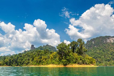 Cheow Lan Gölü 'nde, Ratchaprapha Barajı' nda, Tayland 'da Khao Sok Ulusal Parkı' nda yaz günü