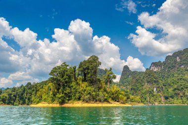 Cheow Lan Gölü 'nde, Ratchaprapha Barajı' nda, Tayland 'da Khao Sok Ulusal Parkı' nda yaz günü