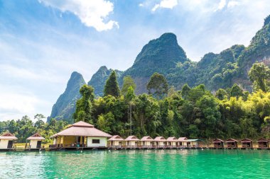 Cheow Lan Gölü, Ratchaprapha Barajı, Khao Sok Milli parkta bir yaz günü Tayland geleneksel Tay Bungalov