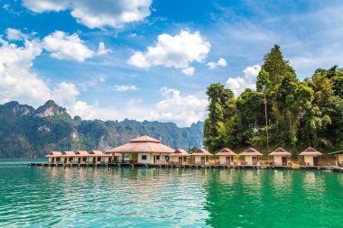 Cheow Lan Gölü, Ratchaprapha Barajı, Khao Sok Milli parkta bir yaz günü Tayland geleneksel Tay Bungalov