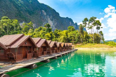 Cheow Lan Gölü, Ratchaprapha Barajı, Khao Sok Milli parkta bir yaz günü Tayland geleneksel Tay Bungalov