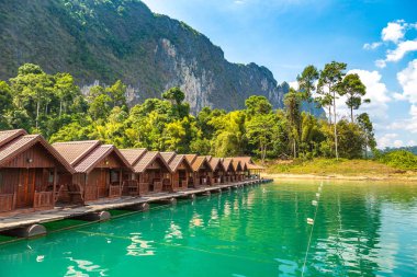 Cheow Lan Gölü, Ratchaprapha Barajı, Khao Sok Milli parkta bir yaz günü Tayland geleneksel Tay Bungalov