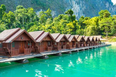Cheow Lan Gölü, Ratchaprapha Barajı, Khao Sok Milli parkta bir yaz günü Tayland geleneksel Tay Bungalov