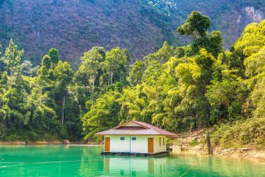 Cheow Lan Gölü, Ratchaprapha Barajı, Khao Sok Milli parkta bir yaz günü Tayland geleneksel Tay Bungalov