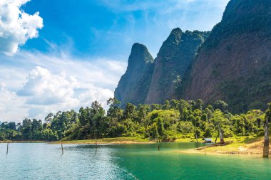 Cheow Lan Gölü 'nde, Ratchaprapha Barajı' nda, Tayland 'da Khao Sok Ulusal Parkı' nda yaz günü