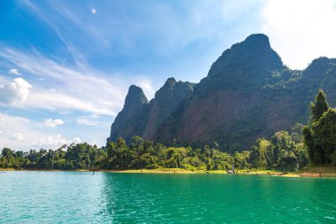 Cheow Lan Gölü 'nde, Ratchaprapha Barajı' nda, Tayland 'da Khao Sok Ulusal Parkı' nda yaz günü