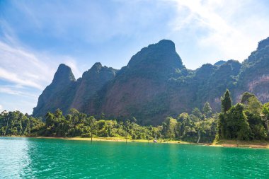 Cheow Lan Gölü 'nde, Ratchaprapha Barajı' nda, Tayland 'da Khao Sok Ulusal Parkı' nda yaz günü