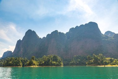 Cheow Lan Gölü 'nde, Ratchaprapha Barajı' nda, Tayland 'da Khao Sok Ulusal Parkı' nda yaz günü