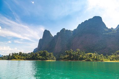 Cheow Lan Gölü 'nde, Ratchaprapha Barajı' nda, Tayland 'da Khao Sok Ulusal Parkı' nda yaz günü
