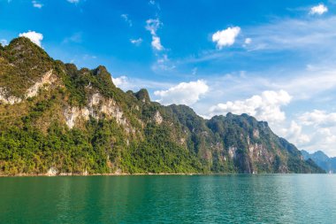 Cheow Lan Gölü 'nde, Ratchaprapha Barajı' nda, Tayland 'da Khao Sok Ulusal Parkı' nda yaz günü