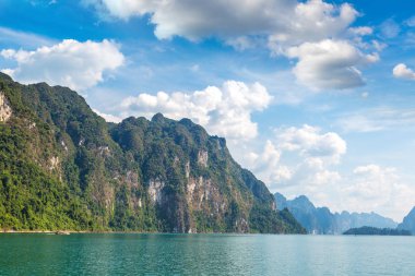 Cheow Lan Gölü 'nde, Ratchaprapha Barajı' nda, Tayland 'da Khao Sok Ulusal Parkı' nda yaz günü