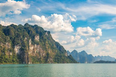 Cheow Lan Gölü 'nde, Ratchaprapha Barajı' nda, Tayland 'da Khao Sok Ulusal Parkı' nda yaz günü