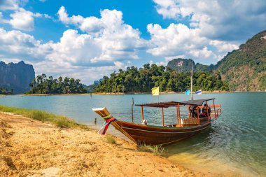Ahşap Tay geleneksel long tail tekne Cheow Lan Gölü, Ratchaprapha Barajı, Khao Sok Milli parkta bir yaz günü Tayland