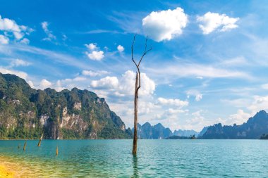 Cheow Lan Gölü 'nde, Ratchaprapha Barajı' nda, Tayland 'da Khao Sok Ulusal Parkı' nda yaz günü
