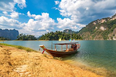 Ahşap Tay geleneksel long tail tekne Cheow Lan Gölü, Ratchaprapha Barajı, Khao Sok Milli parkta bir yaz günü Tayland