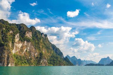 Cheow Lan Gölü 'nde, Ratchaprapha Barajı' nda, Tayland 'da Khao Sok Ulusal Parkı' nda yaz günü