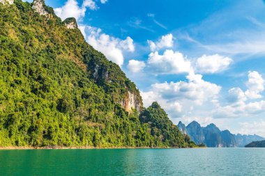 Cheow Lan Gölü 'nde, Ratchaprapha Barajı' nda, Tayland 'da Khao Sok Ulusal Parkı' nda yaz günü