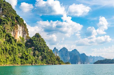 Cheow Lan Gölü 'nde, Ratchaprapha Barajı' nda, Tayland 'da Khao Sok Ulusal Parkı' nda yaz günü