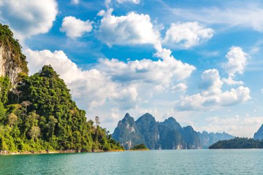 Cheow Lan Gölü 'nde, Ratchaprapha Barajı' nda, Tayland 'da Khao Sok Ulusal Parkı' nda yaz günü