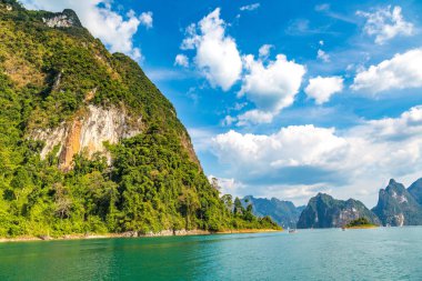 Cheow Lan Gölü 'nde, Ratchaprapha Barajı' nda, Tayland 'da Khao Sok Ulusal Parkı' nda yaz günü