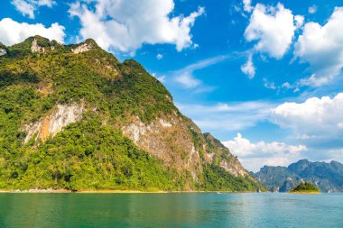 Cheow Lan Gölü 'nde, Ratchaprapha Barajı' nda, Tayland 'da Khao Sok Ulusal Parkı' nda yaz günü