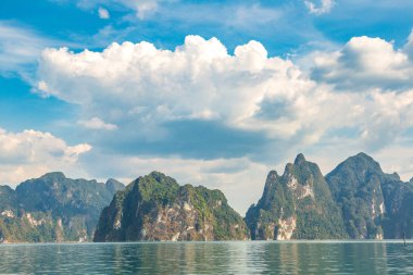 Cheow Lan Gölü 'nde, Ratchaprapha Barajı' nda, Tayland 'da Khao Sok Ulusal Parkı' nda yaz günü