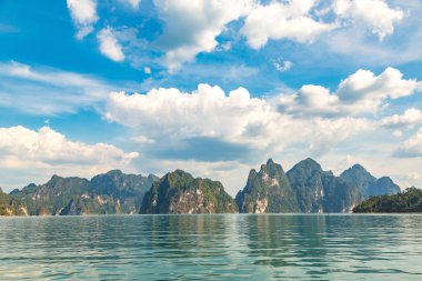 Cheow Lan Gölü 'nde, Ratchaprapha Barajı' nda, Tayland 'da Khao Sok Ulusal Parkı' nda yaz günü