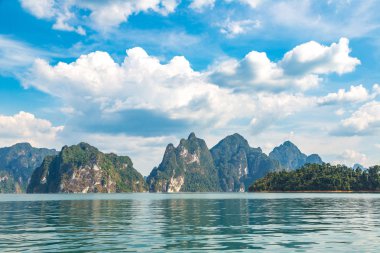 Cheow Lan Gölü 'nde, Ratchaprapha Barajı' nda, Tayland 'da Khao Sok Ulusal Parkı' nda yaz günü