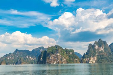 Cheow Lan Gölü 'nde, Ratchaprapha Barajı' nda, Tayland 'da Khao Sok Ulusal Parkı' nda yaz günü