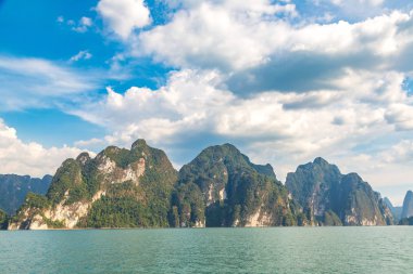 Cheow Lan Gölü 'nde, Ratchaprapha Barajı' nda, Tayland 'da Khao Sok Ulusal Parkı' nda yaz günü