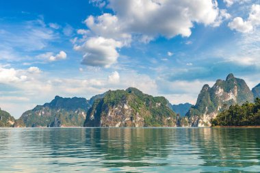 Cheow Lan Gölü 'nde, Ratchaprapha Barajı' nda, Tayland 'da Khao Sok Ulusal Parkı' nda yaz günü