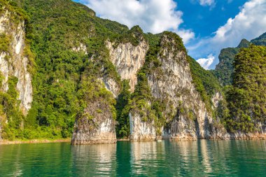 Cheow Lan Gölü 'nde, Ratchaprapha Barajı' nda, Tayland 'da Khao Sok Ulusal Parkı' nda yaz günü