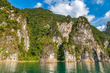 Cheow Lan Gölü 'nde, Ratchaprapha Barajı' nda, Tayland 'da Khao Sok Ulusal Parkı' nda yaz günü