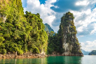 Cheow Lan Gölü 'nde, Ratchaprapha Barajı' nda, Tayland 'da Khao Sok Ulusal Parkı' nda yaz günü